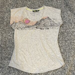 The North Face Womens Gray Mountain Graphic tee shirt size small